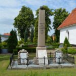 Grave og mindesten på Nybøl kirkegård, minde over 20 faldne danskere